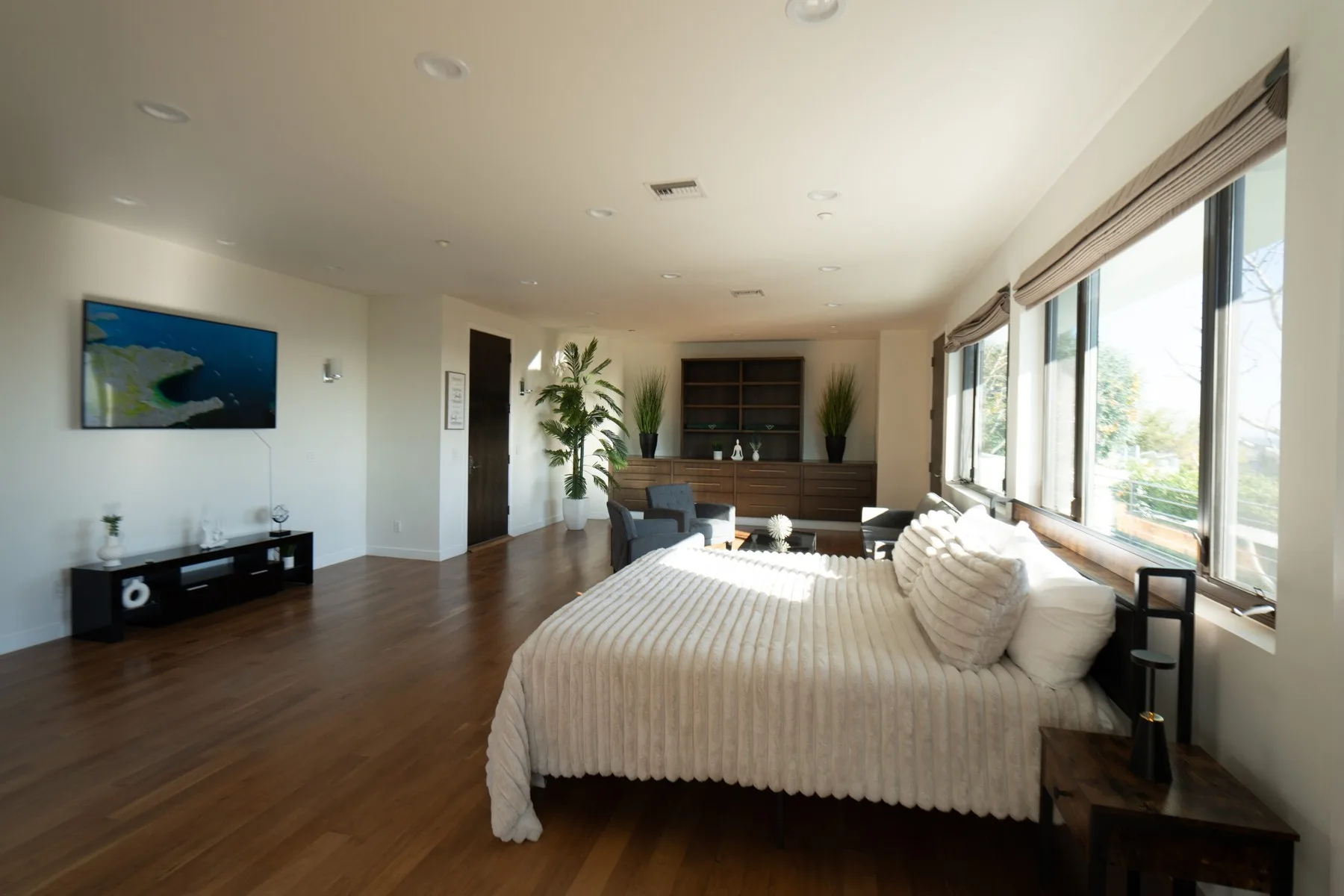 Private bedroom with window view at Lakeview